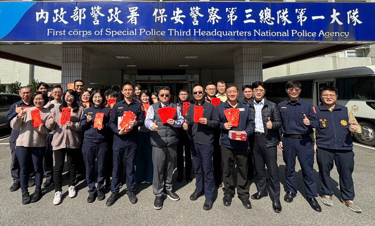 總隊長與第一大隊同仁合影